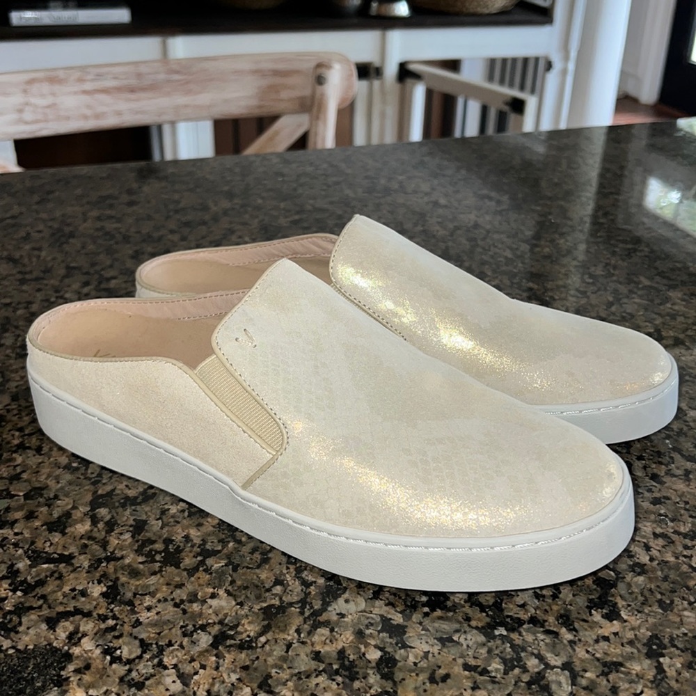 Vionic gold miles loader tennis shoes 9.5